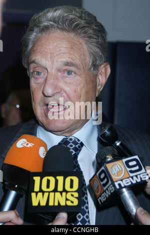 14. Oktober 2004; New York, NY, USA; Milliardär GEORGE SOROS bei einer Harlem Rallye zur Unterstützung nach der Schulprogramme statt an der Thurgood Marshall-Akademie für Learning & sozialen Wandel. Stockfoto