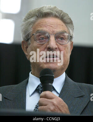 14. Oktober 2004; New York, NY, USA; Milliardär GEORGE SOROS bei einer Harlem Rallye zur Unterstützung nach der Schulprogramme statt an der Thurgood Marshall-Akademie für Learning & sozialen Wandel. Stockfoto