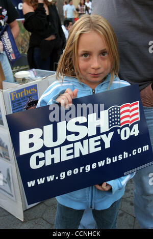 24. Oktober 2004; Santa Monica, Kalifornien, USA; Anhänger des Präsidentschaftskandidaten John Kerry und Bush arbeitete der 3rd Street Roses an diesem Wochenende um Stimmen für ihre Kandidaten zu rekrutieren. Die Promenade, ein 3-Block lange außen Mall und beliebte Touristenattraktion, ist ein Treffpunkt für Tausende o Stockfoto