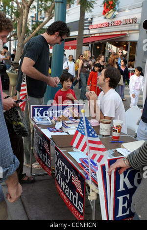 24. Oktober 2004; Santa Monica, Kalifornien, USA; Anhänger des Präsidentschaftskandidaten John Kerry und Bush arbeitete der 3rd Street Roses an diesem Wochenende um Stimmen für ihre Kandidaten zu rekrutieren. Die Promenade, ein 3-Block lange außen Mall und beliebte Touristenattraktion, ist ein Treffpunkt für Tausende o Stockfoto