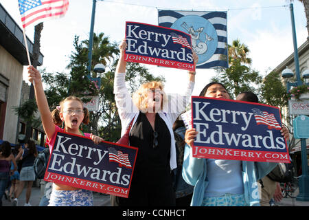 24. Oktober 2004; Santa Monica, Kalifornien, USA; Anhänger des Präsidentschaftskandidaten John Kerry und Bush arbeitete der 3rd Street Roses an diesem Wochenende um Stimmen für ihre Kandidaten zu rekrutieren. Die Promenade, ein 3-Block lange außen Mall und beliebte Touristenattraktion, ist ein Treffpunkt für Tausende o Stockfoto