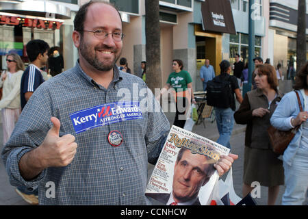 24. Oktober 2004; Santa Monica, Kalifornien, USA; Anhänger des Präsidentschaftskandidaten John Kerry und Bush arbeitete der 3rd Street Roses an diesem Wochenende um Stimmen für ihre Kandidaten zu rekrutieren. Die Promenade, ein 3-Block lange außen Mall und beliebte Touristenattraktion, ist ein Treffpunkt für Tausende o Stockfoto