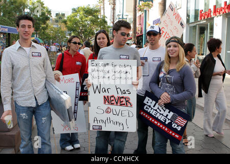 24. Oktober 2004; Santa Monica, Kalifornien, USA; Anhänger des Präsidentschaftskandidaten John Kerry und Bush arbeitete der 3rd Street Roses an diesem Wochenende um Stimmen für ihre Kandidaten zu rekrutieren. Die Promenade, ein 3-Block lange außen Mall und beliebte Touristenattraktion, ist ein Treffpunkt für Tausende o Stockfoto