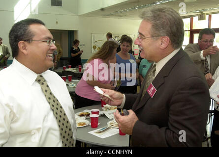 Peter Garcia, Präsident des Los Medanos College Gespräche mit Vincent Manuel, Chef des Stabes für Supervisor Bundesrepublik Glover, der Antiochia Handelskammer Stand der Schulen Mittagessen im Prewett Park in Antioch, Kalifornien auf Donnerstag, 7. Oktober 2004. (Contra Costa Times / Herman Bustmante Jr.) Stockfoto