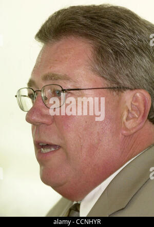 Dennis Goettsch, Antioch School Superintendent gibt seine Rede zur Lage der Antiochia Schulen, der Antiochia Handelskammer Stand der Schulen Mittagessen im Prewett Park in Antioch, Kalifornien auf Donnerstag, 7. Oktober 2004. (Contra Costa Times / Herman Bustmante Jr.) Stockfoto