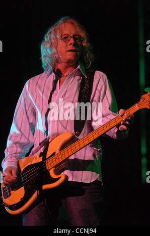 REM Bassist Mike Mills führt im griechischen Theater in Berkeley, CA Freitagabend 16. Oktober 2004. (Karl Mondon/Contra Costa Times / 15. Oktober 2004) Stockfoto