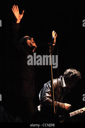 Sänger Michael Stipe und Gitarrist Peter Buck durchführen Freitag Nacht 15. Oktober 2004 im griechischen Theater in Berkeley, Kalifornien.   (Karl Mondon/Contra Costa Times / 15. Oktober 2004) Stockfoto