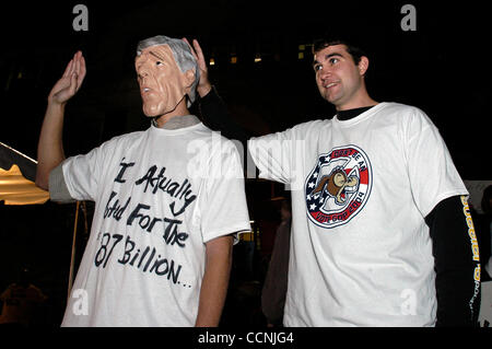 20. Oktober 2004; Cleveland, Ohio, USA; Anhänger für demokratischen Präsidentschaftskandidaten John Kerry bei einer Kundgebung am Vorabend von Cleveland, Ohio Wahl Event. Stockfoto