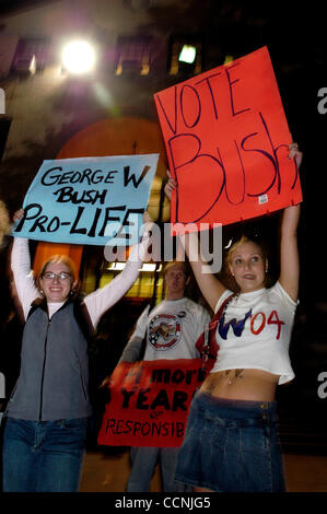 20. Oktober 2004; Cleveland, Ohio, USA; Anhänger für Bush während eines demokratischen Präsidentschaftskandidaten John Kerry Rallye in Cleveland, Ohio Vorabend Wahl Event. Stockfoto