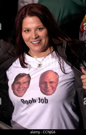 20. Oktober 2004; Cleveland, Ohio, USA; Anhänger für demokratischen Präsidentschaftskandidaten John Kerry bei einer Kundgebung am Vorabend von Cleveland, Ohio Wahl Event. Stockfoto