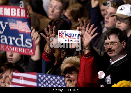 20. Oktober 2004; Cleveland, Ohio, USA; Anhänger für demokratischen Präsidentschaftskandidaten John Kerry bei einer Kundgebung am Vorabend von Cleveland, Ohio Wahl Event. Stockfoto