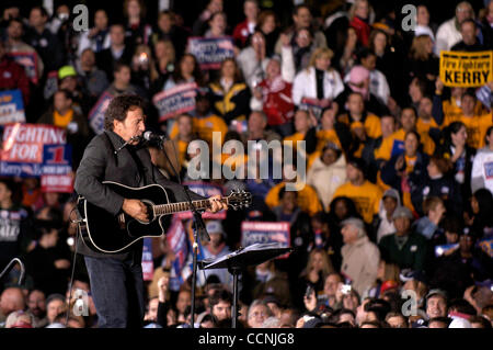 20. Oktober 2004; Cleveland, Ohio, USA; BRUCE SPRINGSTEEN singt am Vorabend der demokratischen Wahl Event für demokratischen Präsidentschaftskandidaten John Kerry in Cleveland, Ohio. Stockfoto