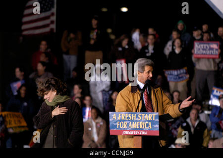 20. Oktober 2004; Cleveland, Ohio, USA; Demokratischen Präsidentschaftskandidaten JOHN KERRY spricht auf einer Kundgebung Vorabend Wahl Event in Cleveland, Ohio. Stockfoto