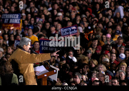 20. Oktober 2004; Cleveland, Ohio, USA; Demokratischen Präsidentschaftskandidaten JOHN KERRY spricht auf einer Kundgebung Vorabend Wahl Event in Cleveland, Ohio. Stockfoto