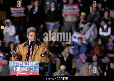 20. Oktober 2004; Cleveland, Ohio, USA; Demokratischen Präsidentschaftskandidaten JOHN KERRY spricht auf einer Kundgebung Vorabend Wahl Event in Cleveland, Ohio. Stockfoto