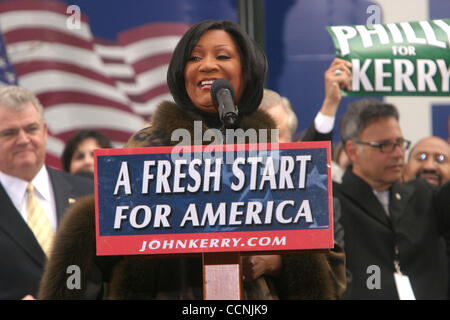 25. Oktober 2004; Philadelphia, PA, USA; Sängerin PATTI LABELLE führt bei einer Kundgebung für John Kerry im Love Park statt. Stockfoto