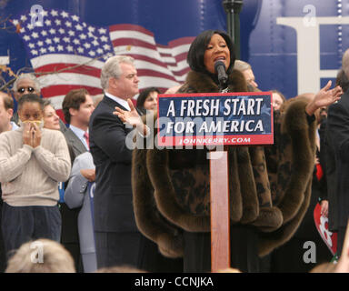 25. Oktober 2004; Philadelphia, PA, USA; Sängerin PATTI LABELLE führt bei einer Kundgebung für John Kerry im Love Park statt. Stockfoto