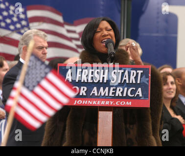 25. Oktober 2004; Philadelphia, PA, USA; Sängerin PATTI LABELLE führt bei einer Kundgebung für John Kerry im Love Park statt. Stockfoto