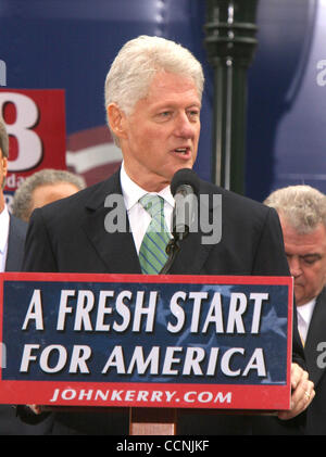 25. Oktober 2004; Philadelphia, PA, USA; Former President Bill Clinton (R) befasst sich mit eine Kampagne-Rallye für demokratische Kandidat John Kerry im Love Park. Die Rallye markiert ehemalige Präsident Clintons Kampagne erstmals für Senator Kerry seit Clintons Herzchirurgie. Stockfoto