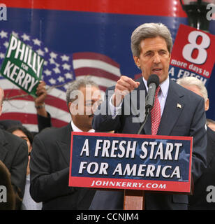 25. Oktober 2004; Philadelphia, PA, USA; Demokratische Kandidat JOHN KERRY befasst sich mit eine Kampagne-Rallye im Love Park. Die Rallye markiert ehemalige Präsident Clintons Kampagne erstmals für Senator Kerry seit Clintons Herzchirurgie. Stockfoto