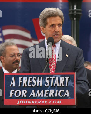 25. Oktober 2004; Philadelphia, PA, USA; Demokratische Kandidat JOHN KERRY befasst sich mit eine Kampagne-Rallye im Love Park. Die Rallye markiert ehemalige Präsident Clintons Kampagne erstmals für Senator Kerry seit Clintons Herzchirurgie. Stockfoto