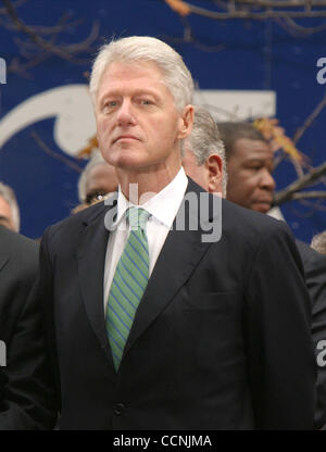 25. Oktober 2004; Philadelphia, PA, USA; Der ehemalige Präsident BILL CLINTON in einer Kampagne für demokratische Kandidat John Kerry im Love Park. Die Rallye markiert ehemalige Präsident Clintons Kampagne erstmals für Senator Kerry seit Clintons Herzchirurgie. Stockfoto