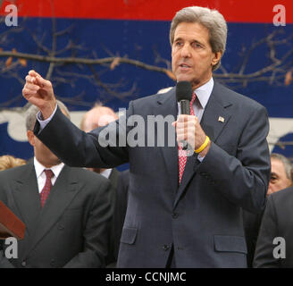 25. Oktober 2004; Philadelphia, PA, USA; Demokratische Kandidat JOHN KERRY befasst sich mit eine Kampagne-Rallye im Love Park. Die Rallye markiert ehemalige Präsident Clintons Kampagne erstmals für Senator Kerry seit Clintons Herzchirurgie. Stockfoto