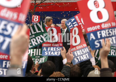 25. Oktober 2004; Philadelphia, PA, USA; Demokratische Kandidat JOHN KERRY & ehemaligen Präsidenten BILL CLINTON Kampagne rally bei Love Park. Die Rallye markiert ehemalige Präsident Clintons Kampagne erstmals für Senator Kerry seit Clintons Herzchirurgie. Stockfoto