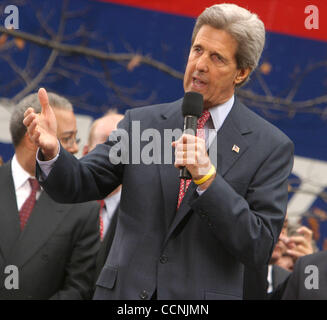 25. Oktober 2004; Philadelphia, PA, USA; Demokratische Kandidat JOHN KERRY befasst sich mit eine Kampagne-Rallye im Love Park. Die Rallye markiert ehemalige Präsident Clintons Kampagne erstmals für Senator Kerry seit Clintons Herzchirurgie. Stockfoto