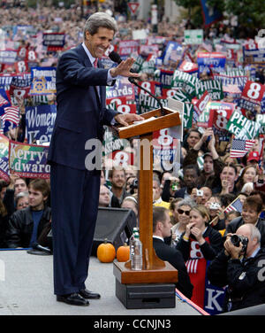 25. Oktober 2004; Philadelphia, PA, USA; Demokratischen Präsidentschaftskandidaten JOHN KERRY spricht auf einer Kundgebung in Philadelphia, Pennsylvania 25. Oktober 2004. Die Rallye markiert ehemalige Präsident Clintons Kampagne erstmals für Senator Kerry seit Clintons Herzchirurgie. Stockfoto