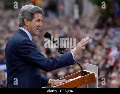 25. Oktober 2004; Philadelphia, PA, USA; Demokratischen Präsidentschaftskandidaten JOHN KERRY spricht auf einer Kundgebung in Philadelphia, Pennsylvania 25. Oktober 2004. Die Rallye markiert ehemalige Präsident Clintons Kampagne erstmals für Senator Kerry seit Clintons Herzchirurgie. Stockfoto