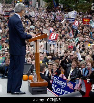 25. Oktober 2004; Philadelphia, PA, USA; Demokratischen Präsidentschaftskandidaten JOHN KERRY spricht auf einer Kundgebung in Philadelphia, Pennsylvania 25. Oktober 2004. Die Rallye markiert ehemalige Präsident Clintons Kampagne erstmals für Senator Kerry seit Clintons Herzchirurgie. Stockfoto