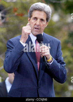 25. Oktober 2004; Philadelphia, PA, USA; Demokratischen Präsidentschaftskandidaten JOHN KERRY spricht auf einer Kundgebung in Philadelphia, Pennsylvania 25. Oktober 2004. Die Rallye markiert ehemalige Präsident Clintons Kampagne erstmals für Senator Kerry seit Clintons Herzchirurgie. Stockfoto