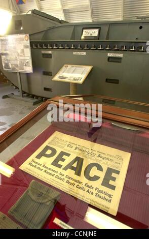 (Veröffentlicht am 30.10.2004, NC-6) Im Camp Pendleton LVT Museum präsentiert eine 1945 Ausgabe von The Philadelphia Enquirer kündigt das Ende des Krieges auf der ersten Seite in einer Vitrine. Im Hintergrund ist ein zweiter Weltkrieg Ära LVT(1), die als ein Alligator bekannt war.  U/T Foto CHARLIE NEUMAN Stockfoto