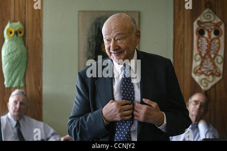 DELRAY BEACH--10.27.04--ehemalige New Yorker Bürgermeister Ed Koch spricht mit Kunden in The Green Owl-lokal in der Innenstadt von Delray Beach heute hält Mittwoch, 27. Oktober 2004, auf einem seiner mehrere öffentliche Erscheinung politischen um Palm Beach County heute. Koch sprach über seine Unterstützung für Preside Gönner Stockfoto