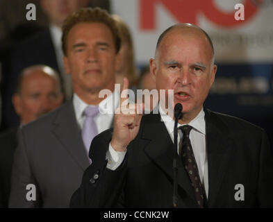 Ehemalige kalifornische Gouverneur Jerry Brown spricht während einer Pressekonferenz gegen Proposition 66, Donnerstag, 28. Oktober 2004 in Los Angeles. Stockfoto