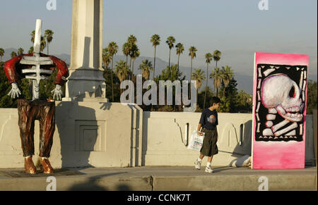 30. Oktober 2004; Los Angeles, Kalifornien, USA; Tag der Toten Festlichkeiten in Boyle Hights East Los Angeles am 30. Oktober 2004. Mexikaner feiern den Tag der Toten am 1. November jedes Jahr um die Verstorbenen zu Ehren. Stockfoto
