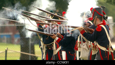 Nachspielen Sie Sport - Mitglieder der San Antonio Living History Association mexikanische Armee Uniformen 1835 Schlacht von Concepcion durch die Mission Concepcion am 30. Oktober 2004. Die Schlacht wurde von der Texas Föderalist Freiwilligen Armee gewonnen. Die SALHA fördert die Bildung durch "authentische historische Programm Stockfoto