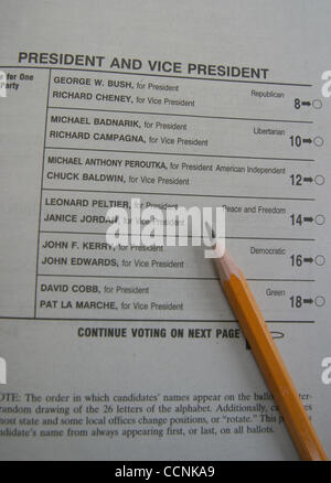 31. Oktober 2004; Los Angeles, Kalifornien, USA; Wähler nimmt Kurs zu den Urnen am Dienstag, 2. November, ihre Stimme abzugeben. Eine Stimmabgabe Stimmzettel mit Bleistift. Präsidentschafts Wahl 2004. Stockfoto