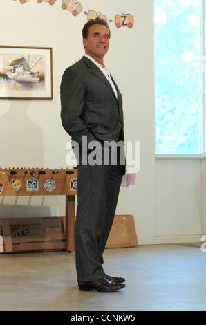 Kaliforniens Gouverneur Arnold Schwarzenegger Stimmen am Wahltag in seiner Heimat Stadtteil Brentwood, California. 02.11.04, Brentwood, Kalifornien, Rob DeLorenzo Stockfoto