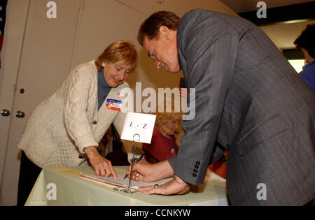 Kaliforniens Gouverneur Arnold Schwarzenegger Stimmen am Wahltag in seiner Heimat Stadtteil Brentwood, California. 02.11.04, Brentwood, Kalifornien, Rob DeLorenzo Stockfoto