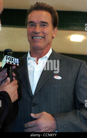 Kaliforniens Gouverneur Arnold Schwarzenegger Stimmen am Wahltag in seiner Heimat Stadtteil Brentwood, California. 02.11.04, Brentwood, Kalifornien, Rob DeLorenzo Stockfoto