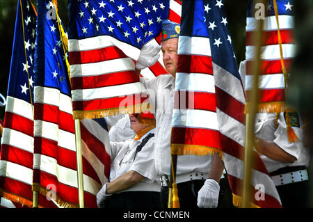 111104 TC traf Port St. Lucie, FL... Im Veterans Memorial Park, verursacht ein lebhafter Wind während der jährlichen Veterans Day Service amerikanische Flaggen winken vorübergehend während ein Gruß von Ray Calnen ausgeführt.  (Cq)  Calnen von Port St. Lucie, ist Mitglied des Kapitels der Söhne des amerikanischen Legi Port St. Lucie Stockfoto