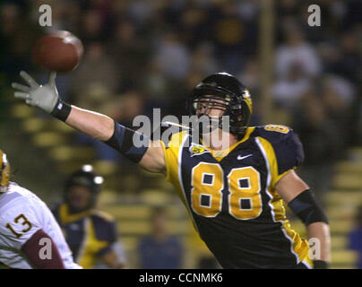 In Berkeley, Kalifornien, auf Samstag, 30. Oktober 2004, CALs #88 Garrett Cross ist nicht in der Lage, den Ball zu fangen, während der 2. Periode ihrer Fußball-Spiel gegen die Arizona State University Sun Devils. (Contra Costa Times / Doug Duran) Stockfoto