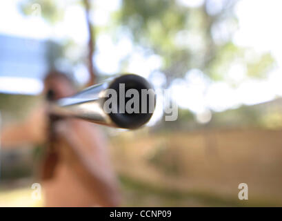 Sep 06, 2004; Los Angeles, Kalifornien, USA; Ein junger Mann hält eine Winchester Gewehr 30-06 in seinem Hinterhof. Waffen, Gewalt. Stockfoto