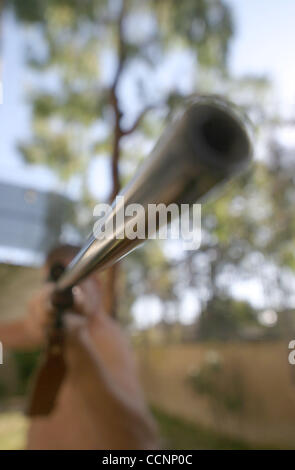 Sep 06, 2004; Los Angeles, Kalifornien, USA; Ein junger Mann hält eine Winchester Gewehr 30-06 in seinem Hinterhof. Waffen, Gewalt. Stockfoto