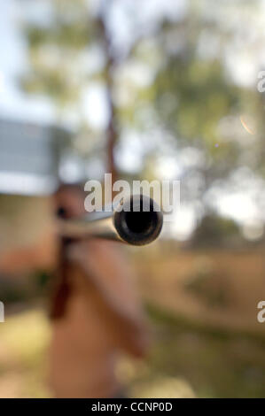 Sep 06, 2004; Los Angeles, Kalifornien, USA; Ein junger Mann hält eine Winchester Gewehr 30-06 in seinem Hinterhof. Waffen, Gewalt. Stockfoto