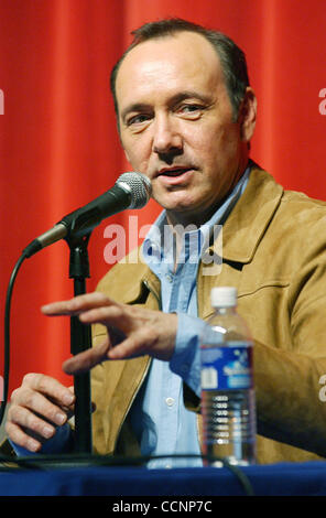 15. November 2004; Los Angeles, Kalifornien, USA; Schauspieler und Regisseur KEVIN SPACEY spricht bei einer Weiterbildung Filmklasse. Stockfoto