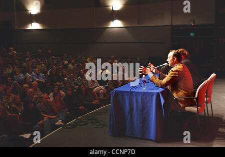 15. November 2004; Los Angeles, Kalifornien, USA; Schauspieler und Regisseur KEVIN SPACEY spricht bei einer Weiterbildung Filmklasse. Stockfoto