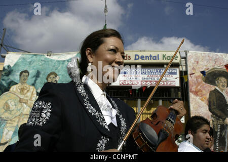 23. November 2004; Los Angeles, Kalifornien, USA; Mariachi Musiker versammeln sich am Plaza Mariachi in Boyle Heights, Kalifornien, die Musiker Schutzheiligen Santa Cecilia zu Ehren. Stockfoto